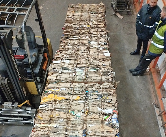 Vysoce účinné řešení lisu na kartony pro velkokapacitní supermarkety v Rusku
