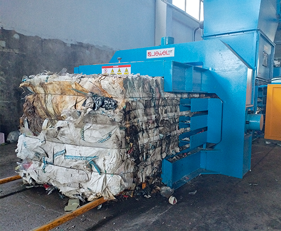 Vysoce účinné řešení pro balíkování pro recyklaci odpadních plastů a papíru v Bělorusku