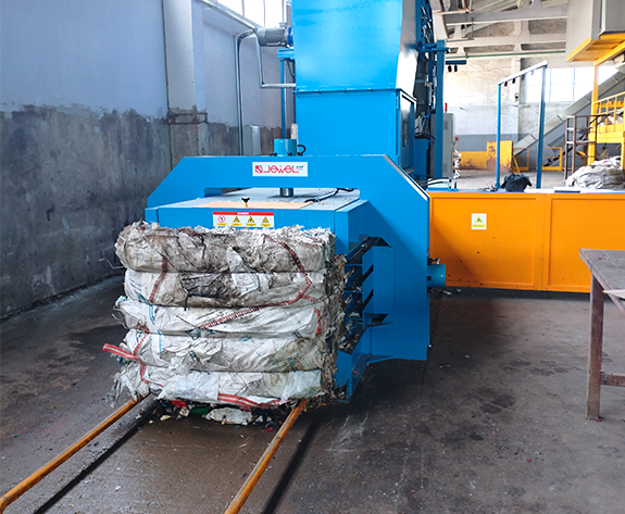 Vysoce účinné řešení pro balíkování pro recyklaci odpadních plastů a papíru v Bělorusku